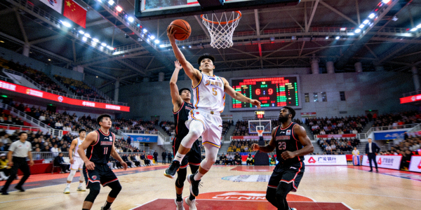 CBA比赛现场中国球员突破上篮