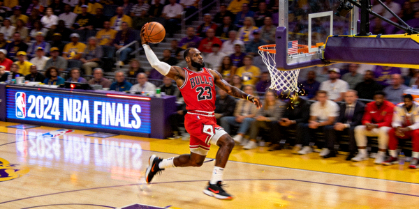 NBA比赛现场球员扣篮的精彩瞬间