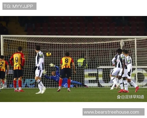 英超焦点战巴萨大胜热刺争议判罚引发全场热议